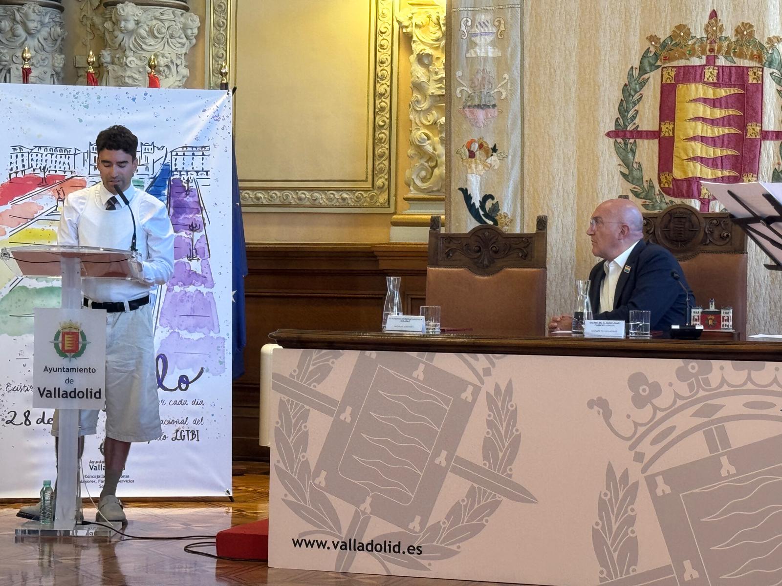 Dulzaro, músico vallisoletano, en su lectura del manifiesto en el acto institucional por el Día del Orgullo LGTBIQ+