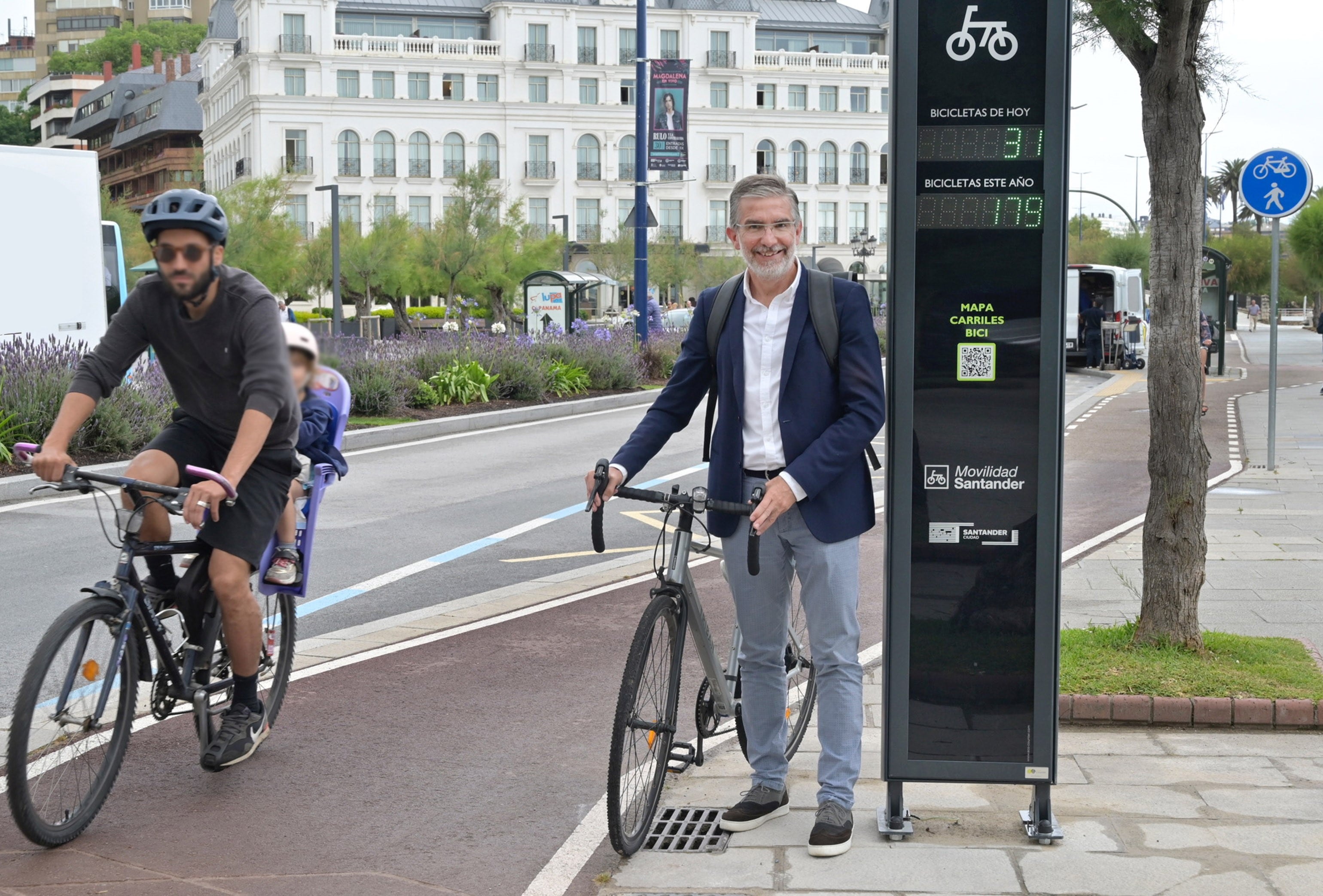 Tótem que cuenta las bicis que utilizan el carril del Sardinero, en Santander.