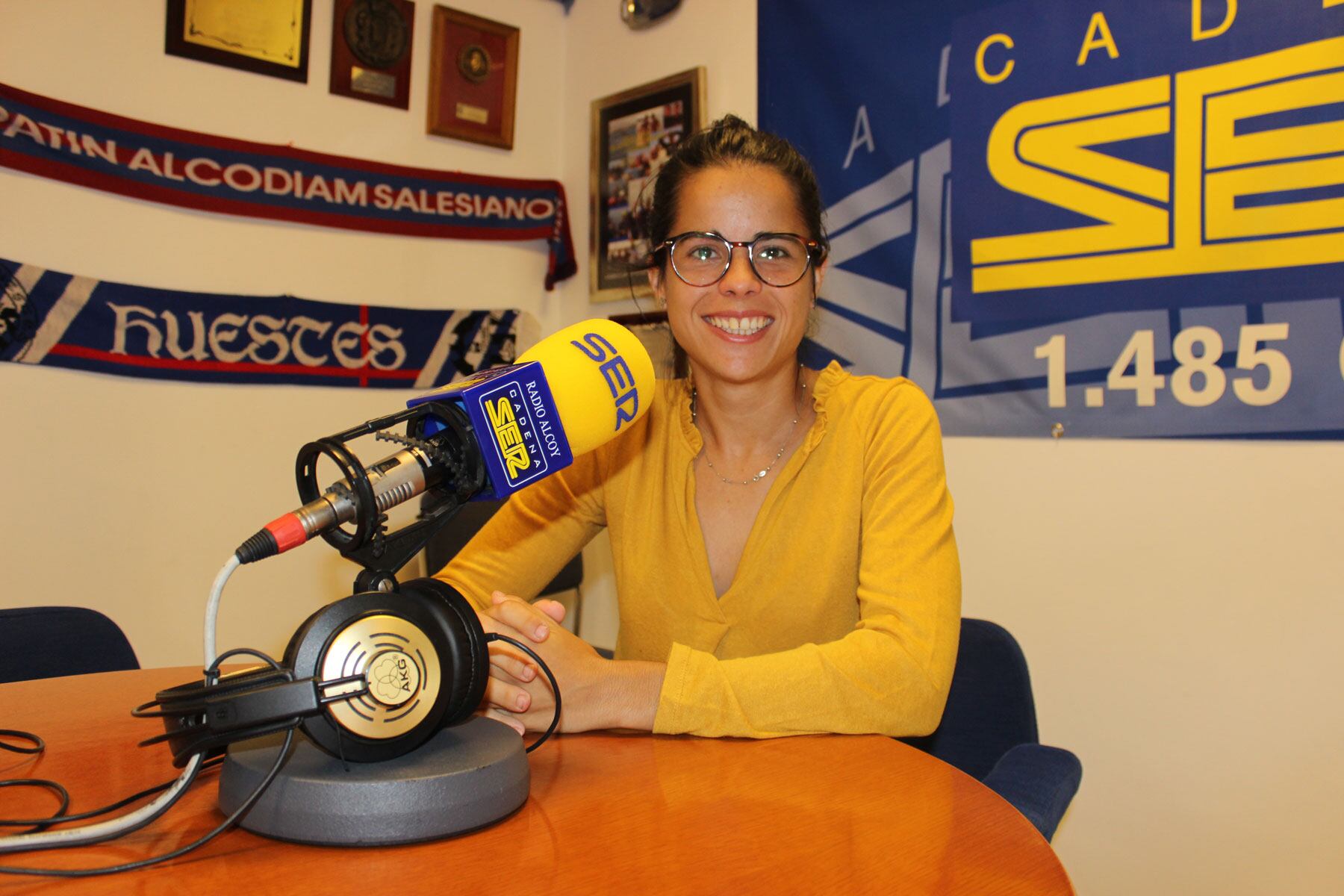La concejal murera Aida Martínez, en el estudio de Radio Alcoy