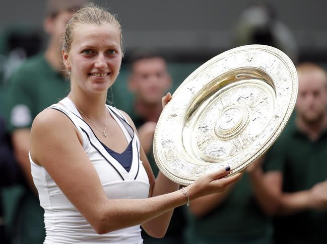 La tenista checa Petra Kvitova muestra el trofeo tras derrotar por 6-3 y 6-4 a la tenista rusa Maria Sharapova