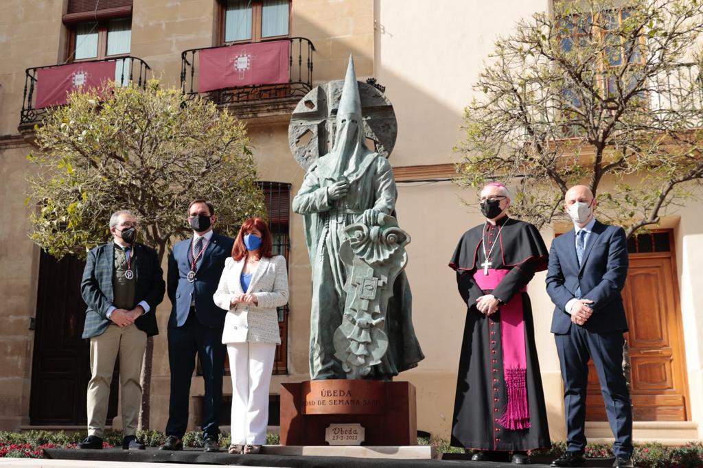 (De izda. a dcha.) El presidente emérito de la Unión de Cofradías, Felipe Torres; el presidente de la Unión, Luis Carlos Martínez; la alcaldesa de Úbeda, Toni Olivares; el obispo de Jaén, Sebastián Chico Martínez; y el escultor Alfonso Ruiz