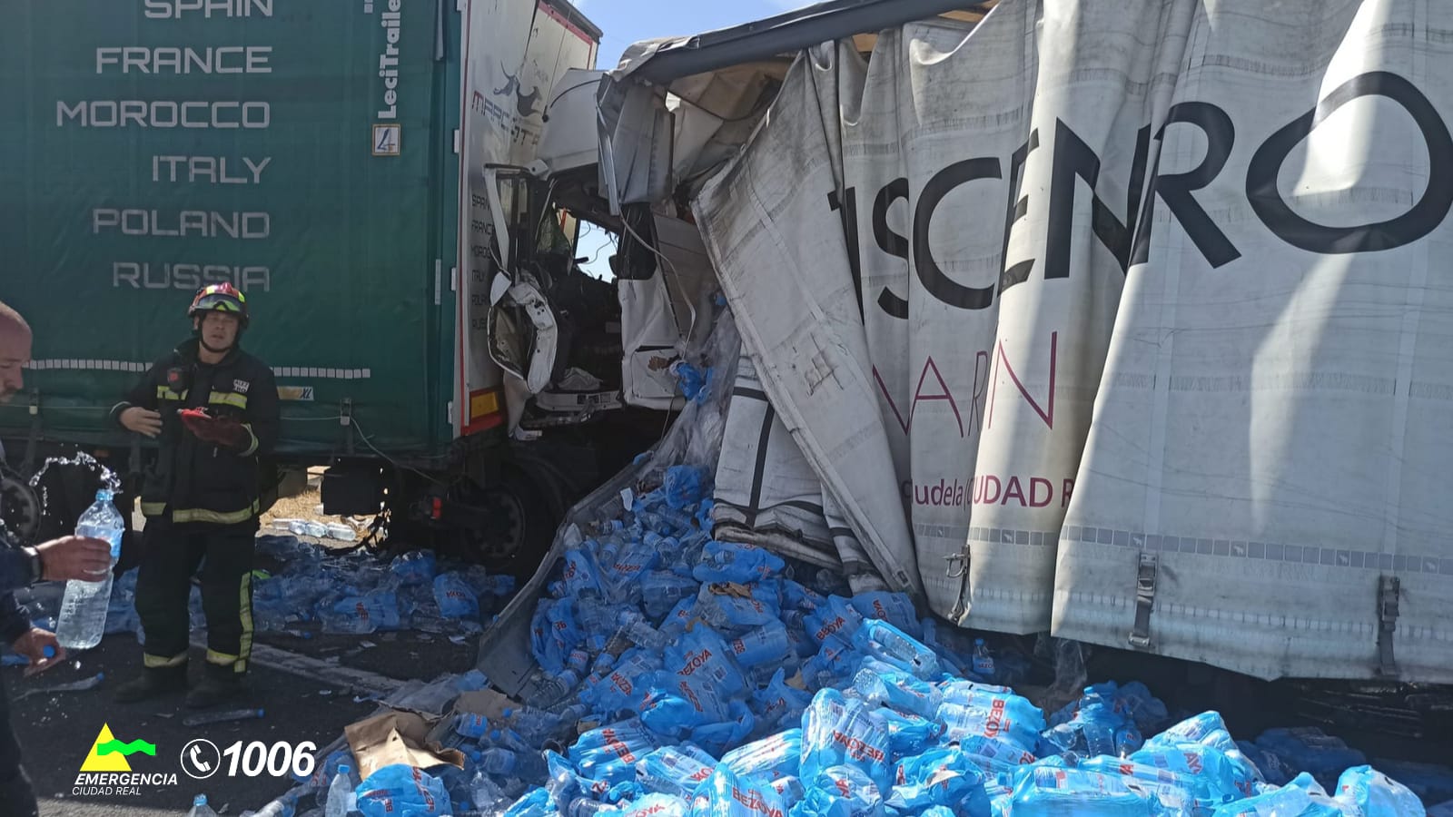Imagen del estado en el que han quedado los dos camiones, que han colisionado por alcance en el kilómetro 170 de la Autovía A-4