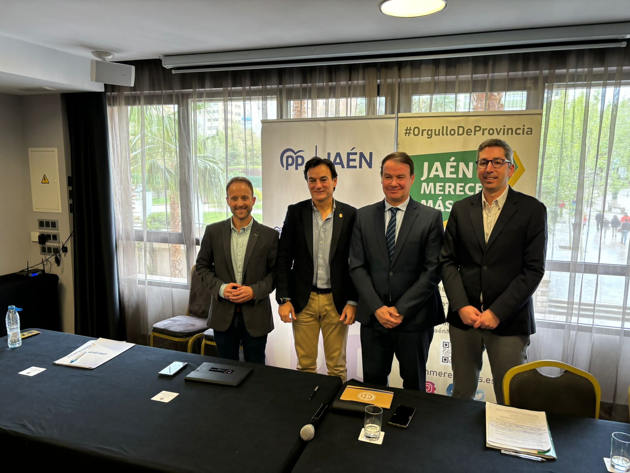 De izquierda a derecha: Erik Domínguez, presidente del PP de Jaén; Agustín González, alcalde de Jaén; Manuel Carlos Vallejo, teniente de alcalde del Ayuntamiento de Jaén y Juanma Camacho, presidente de Jaén Merece Más, durante la rueda de prensa de este martes en Jaén.