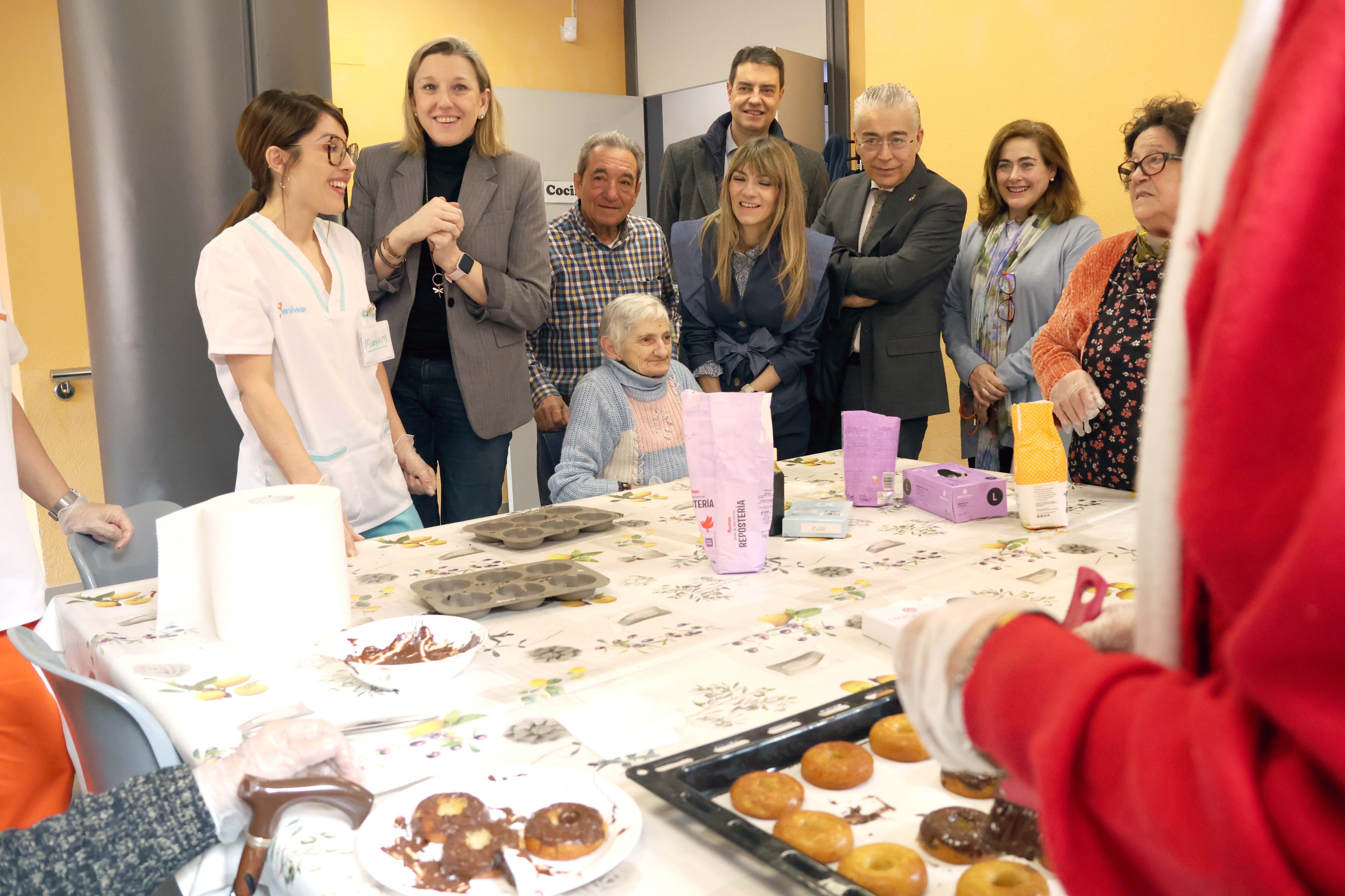 La consejera ha visitado el centro de día 'Burgos III', que cuenta con 6.000 usuarios activos, 20 personas en la unidad de estancias diurnas y unas 90 en su servicio de comedor.