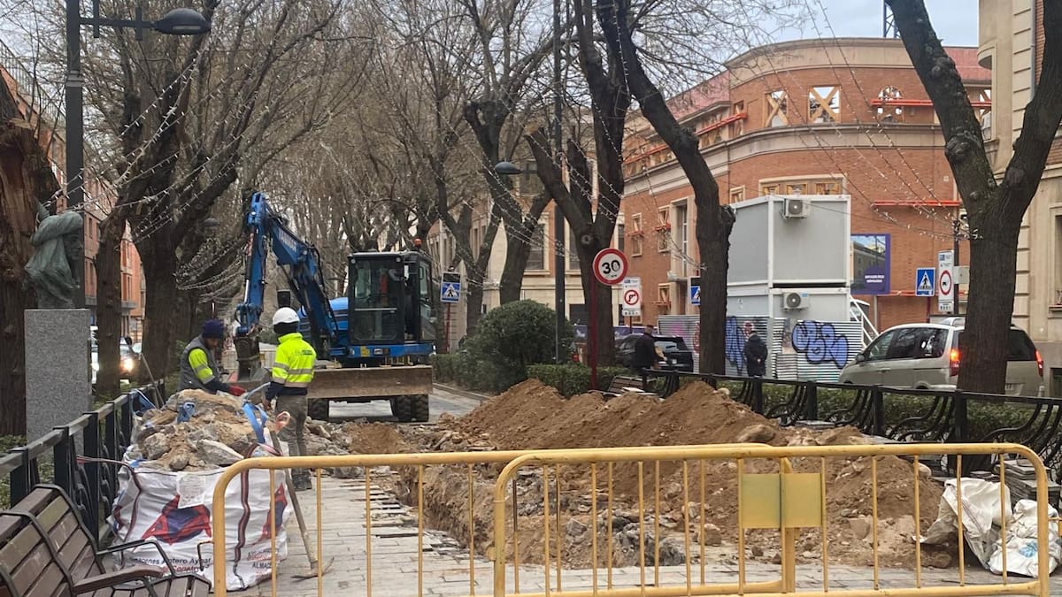 Catas arqueológicas detectan una avería de agua en el Paseo de Las Cruces de Guadalajara