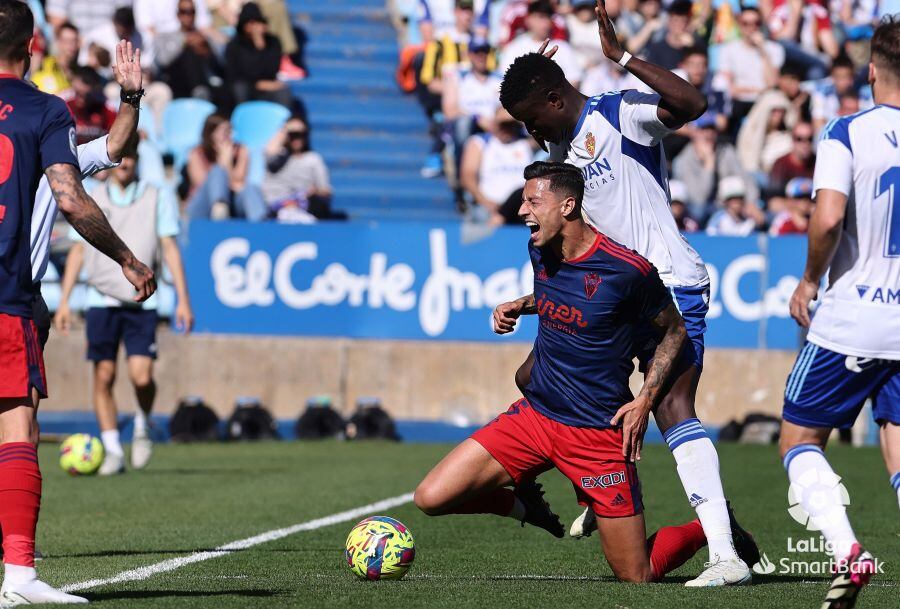 Pape Gueye disputa un balón en medio campo