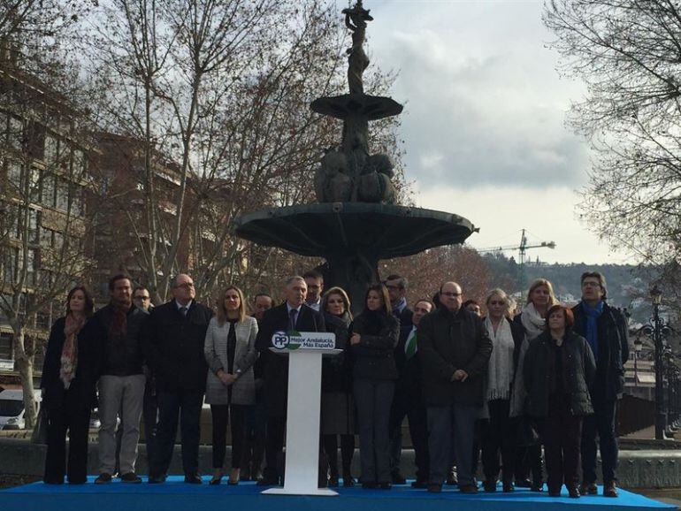 Miembros del PP de Granada durante el acto celebrado en la Fuente de las Granadas.