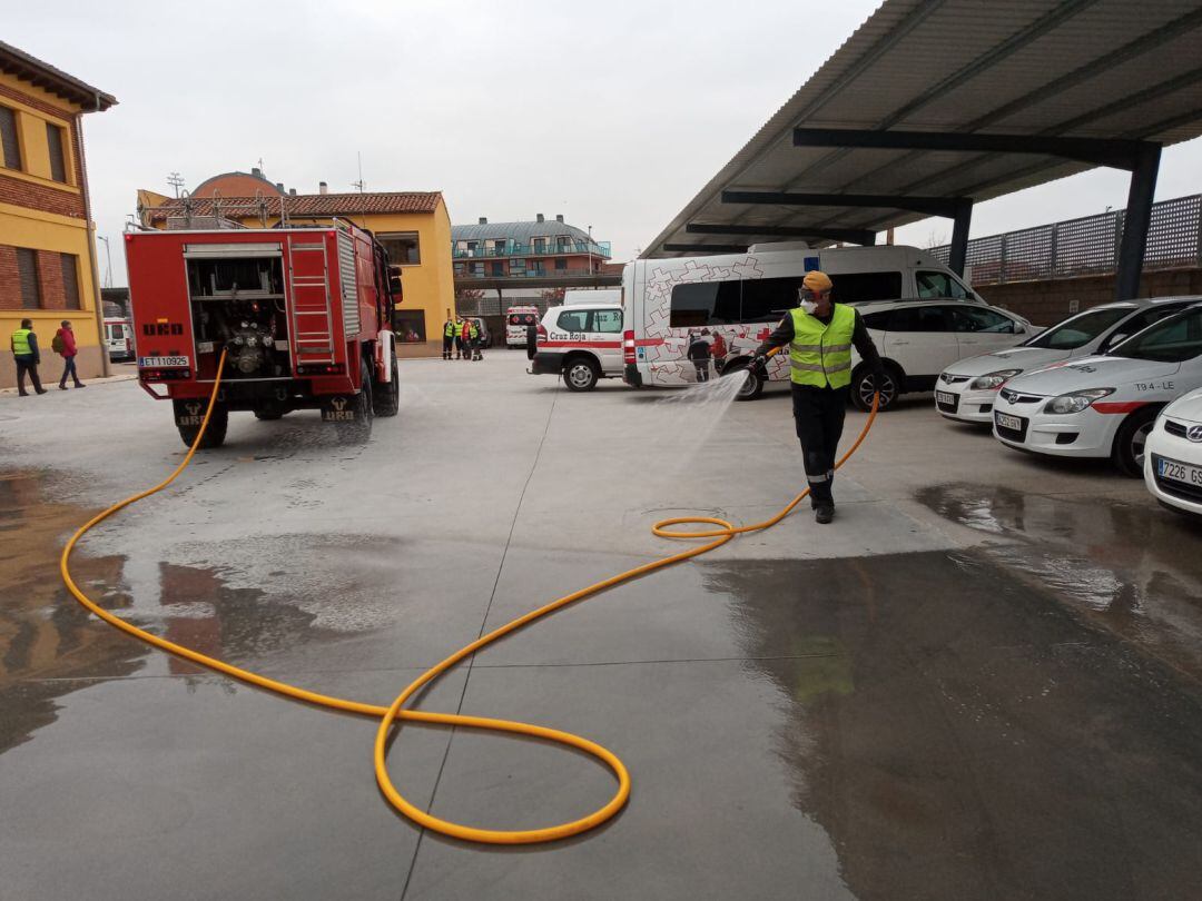La UME realiza tareas de desinfección en la sede de Cruz Roja en Puente Castro