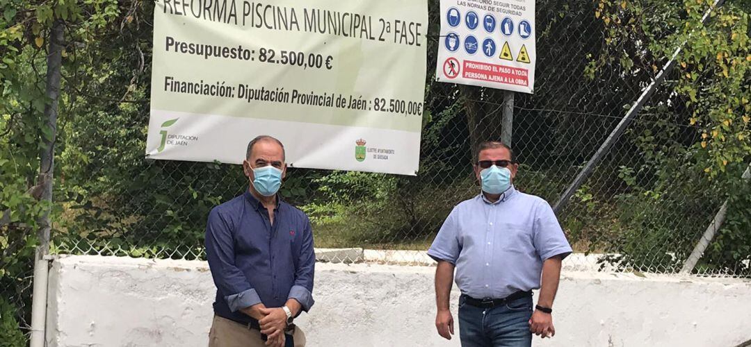 El alcalde de Quesada, Manuel Vallejo, junto al diputado de Obras Municipales, José Castro, visitan la intervención en la pisicina municipal de la localidad.