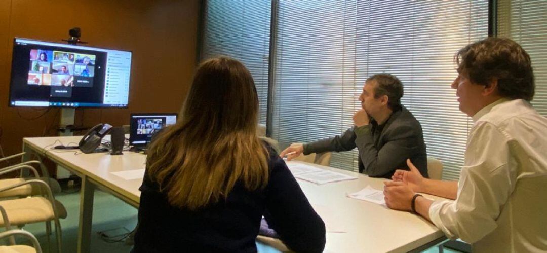 El alcalde, el concejal de Desarrollo Económico  y la edil de Empleo se han reunido de forma telemática con empresarios y sindicatos