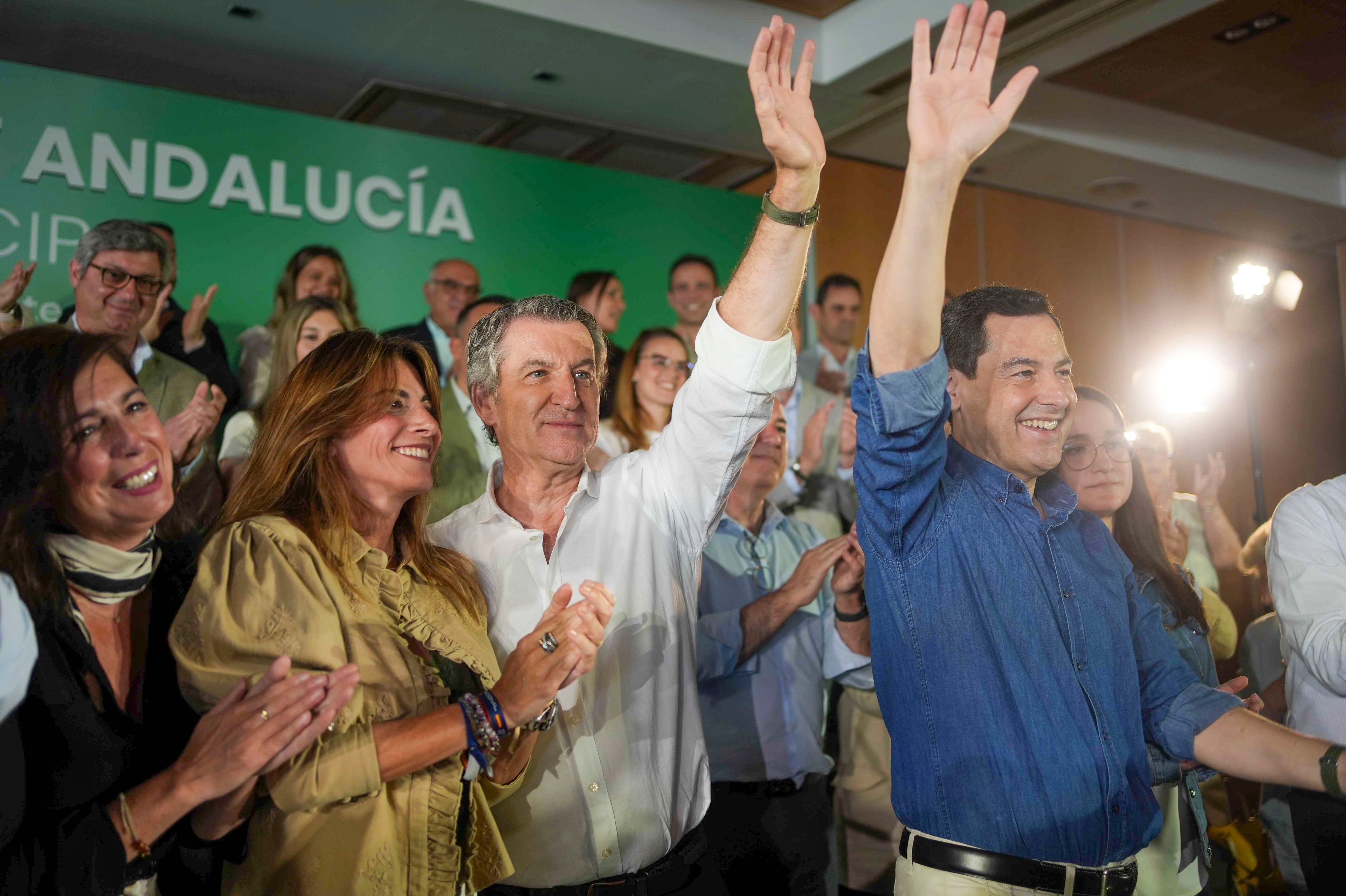CÓRDOBA, 19/04/2026.- El presidente del Partido Popular, Alberto Núñez Feijóo, y el presidente de la Junta de Andalucía, Juanma Moreno (d), participan en la clausura de las jornadas intermunicipales del PP en Andalucía . EFE/RAFA ALCAIDE