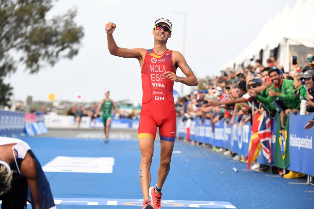 Mario Mola durante un triatlón en Australia en 2018