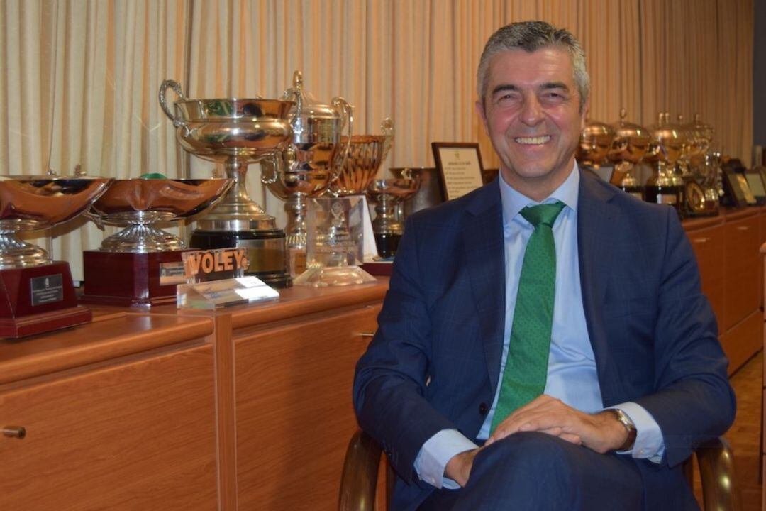 Antonio Rodríguez posa rodeado de trofeos conquistados por su club.