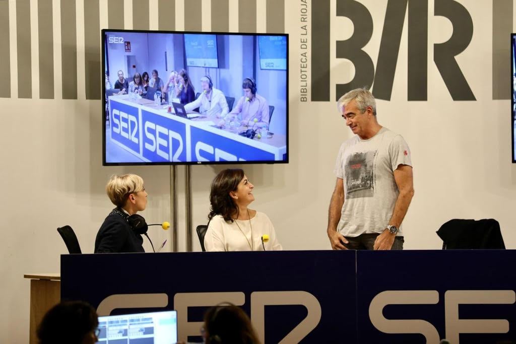 Carles Francino, junto a la presidenta del Gobierno, Concha Andreu, y la directora de Contenidos de la Cadena SER en La Rioja, Ana Castellanos.