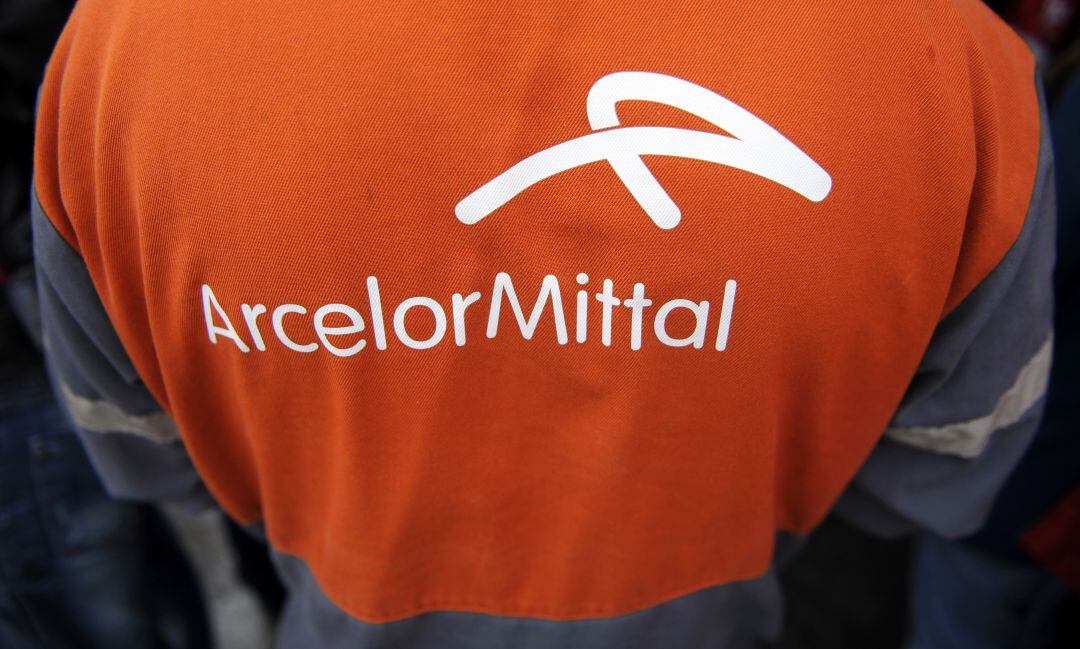 Un empleado de ArcelorMittal con su mono de trabajo. 