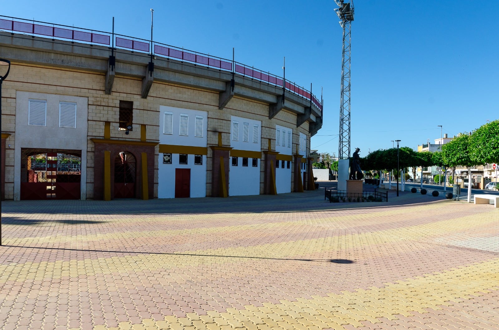 Imagen de archivo de la plaza de toros de La Algaba con el monumento a Curro Romero en su puerta