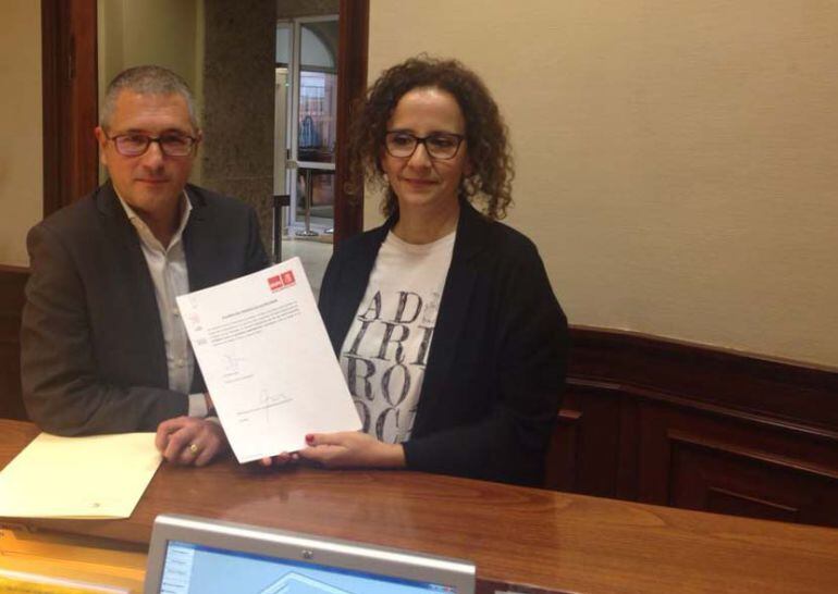 Los parlamentarios del PSOE, Hugo Morán y Pilar Lucio registrando la propuesta