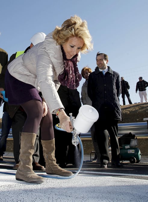 Esperanza Aguirre quién, acompañada del consejero de Transportes e Infraestructuras, José Ignacio Echeverría, ha inaugurado este lunes el nuevo tramo de autovía de la carretera M-100 tras su desdoblamiento.