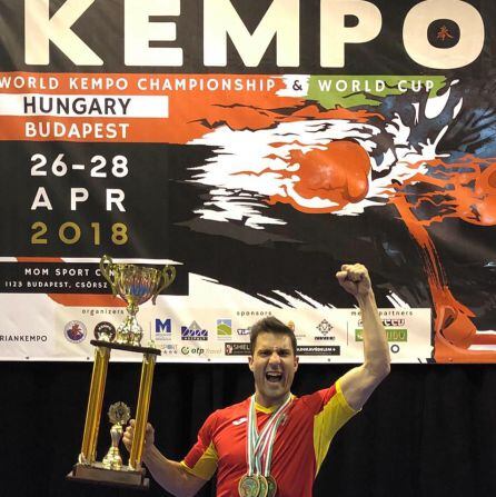 Ángel Ruiz con las tres medallas y uno de los trofeos conseguidos