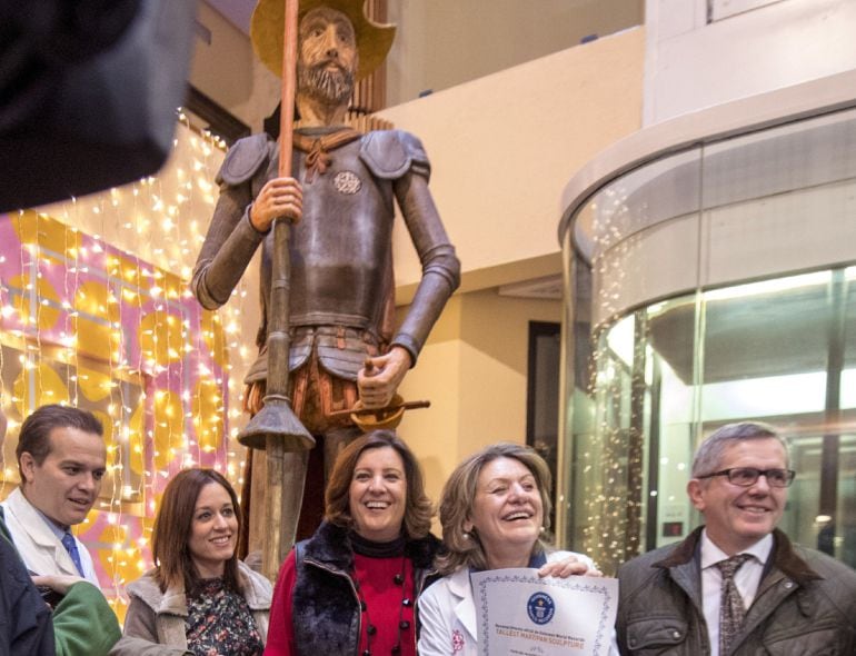 Los responsables del Obrador Santo Tomé de Toledo, recogiendo el diploma que acredita el Récord Guinness de su Quijote de Mazapán.