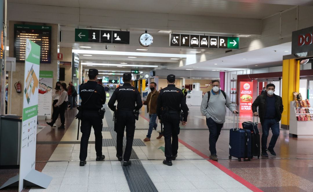 Agentes de la Policía Nacional caminan por las instalaciones de la estación de tren Chamartín para realizar un control de movilidad