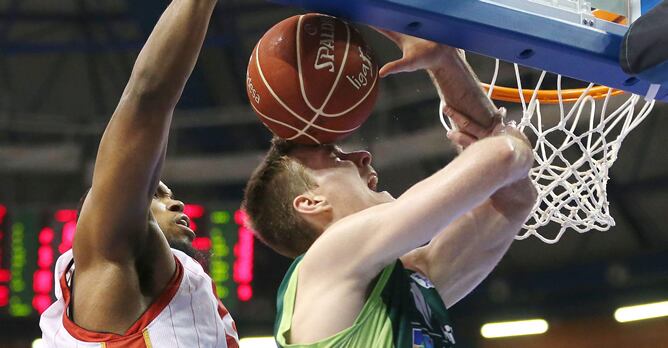 Zoran Dragic pierde el balón ante el pívot estadounidense del Cai Zaragoza, Joseph Jones