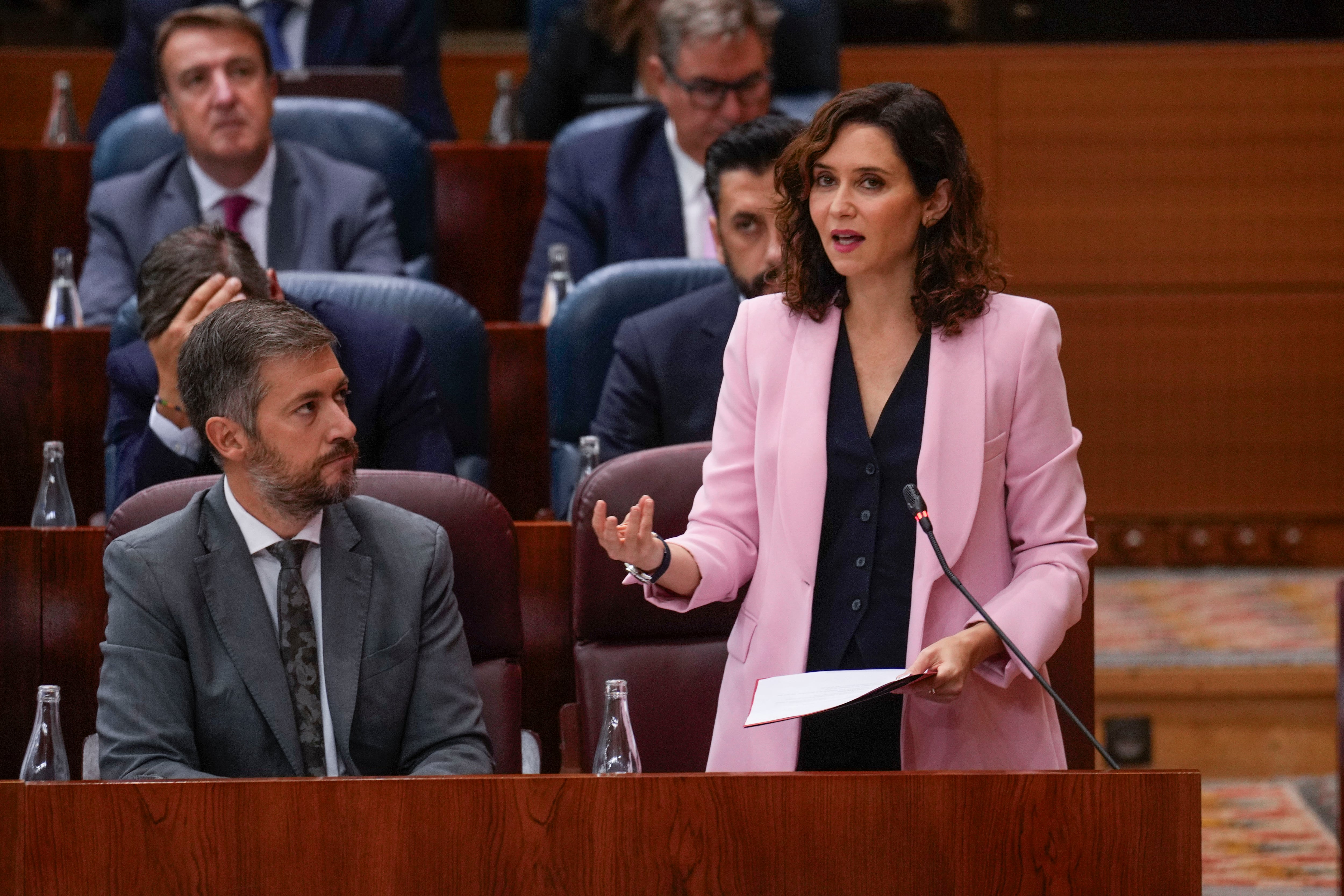 La presidenta de la Comunidad de Madrid, Isabel Díaz Ayuso, interviene en el pleno celebrado este jueves en la Asamblea de Madrid. EFE/Borja Sánchez-Trillo