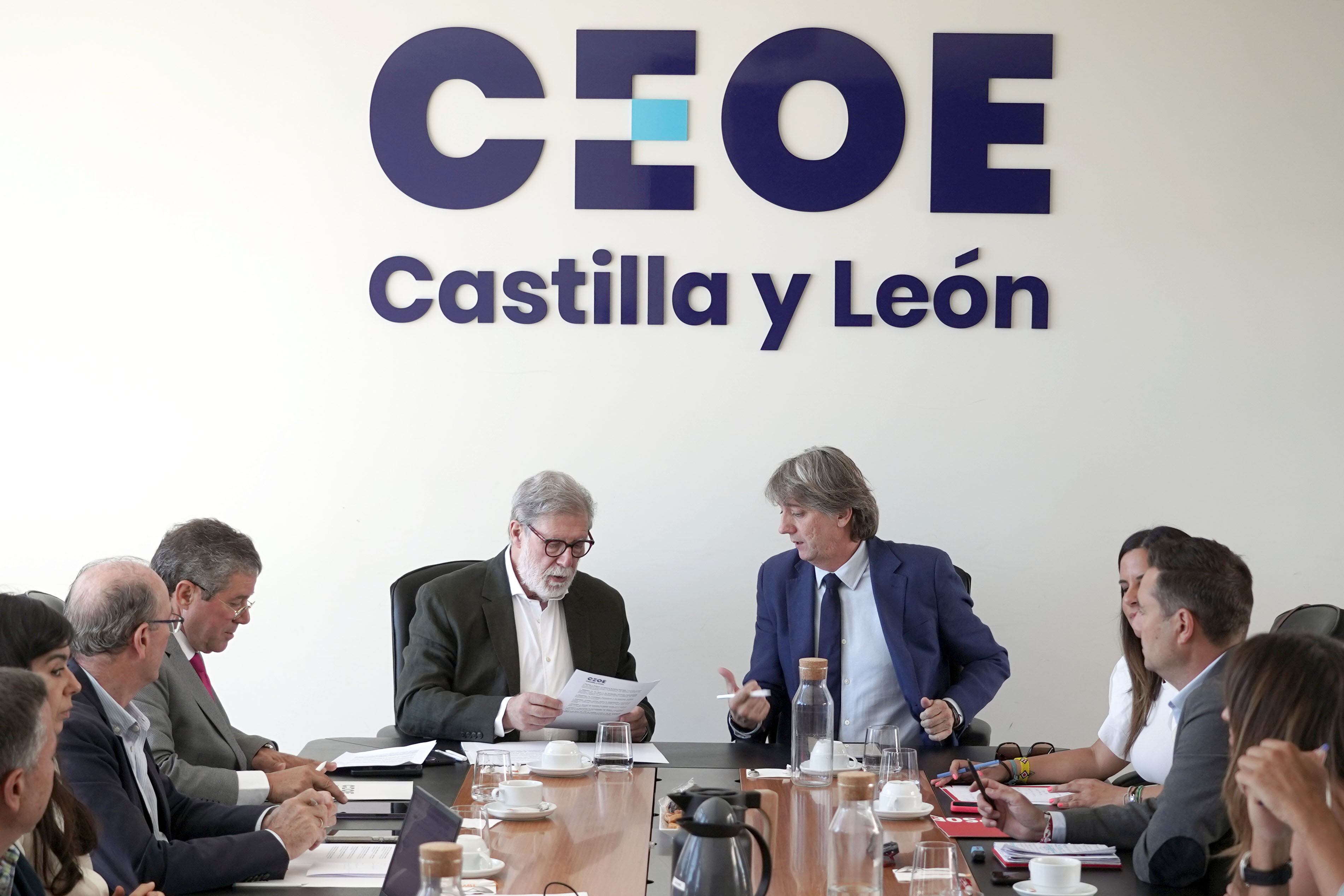 El secretario general del PSOECyL, Carlos Martínez, y el presidente de CEOE CyL, Santiago Aparicio