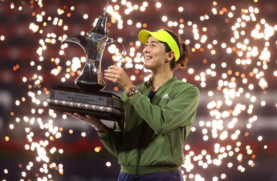 Garbiñe Muguruza levantando el trofeo conseguido ante Krejcikova