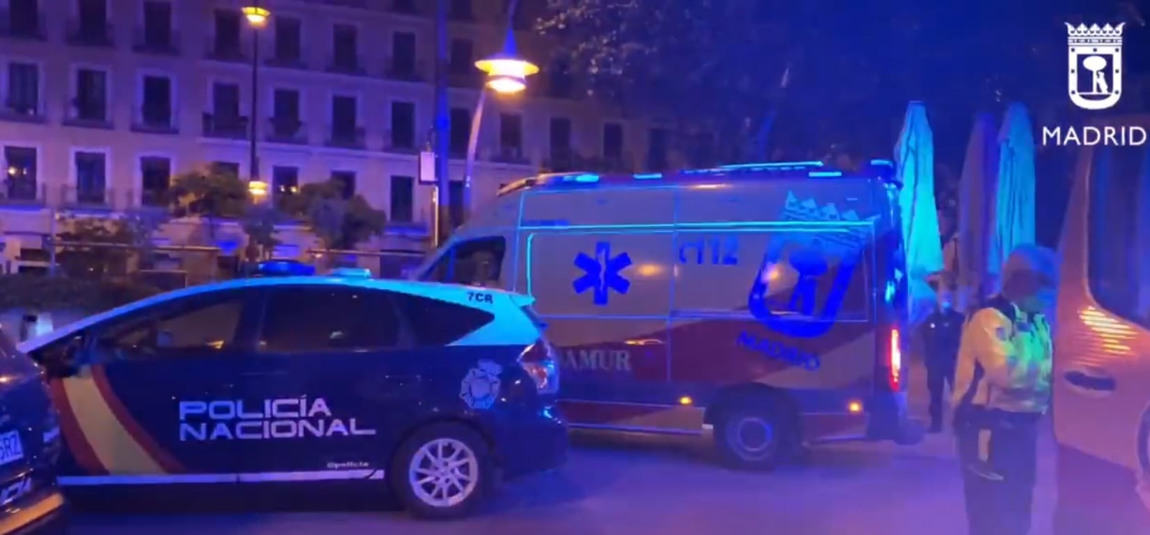 Efectivos de Policía Nacional y el Samur asisten a dos heridos en una reyerta en el centro de Madrid.