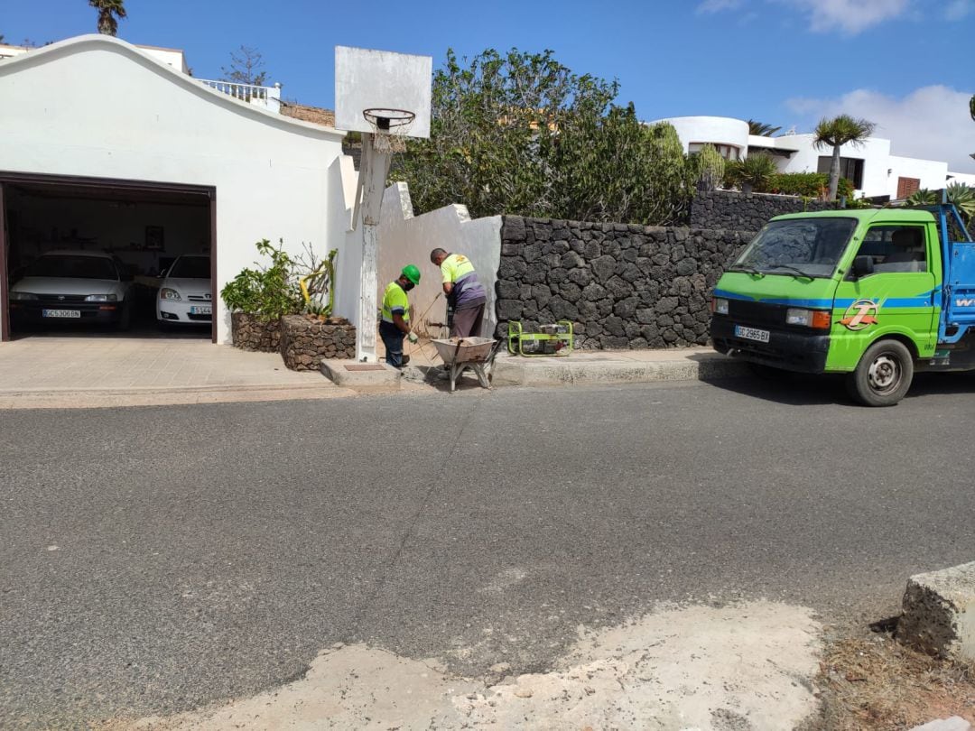 Operarios de la empresa adjudicataria realizando los trabajos.