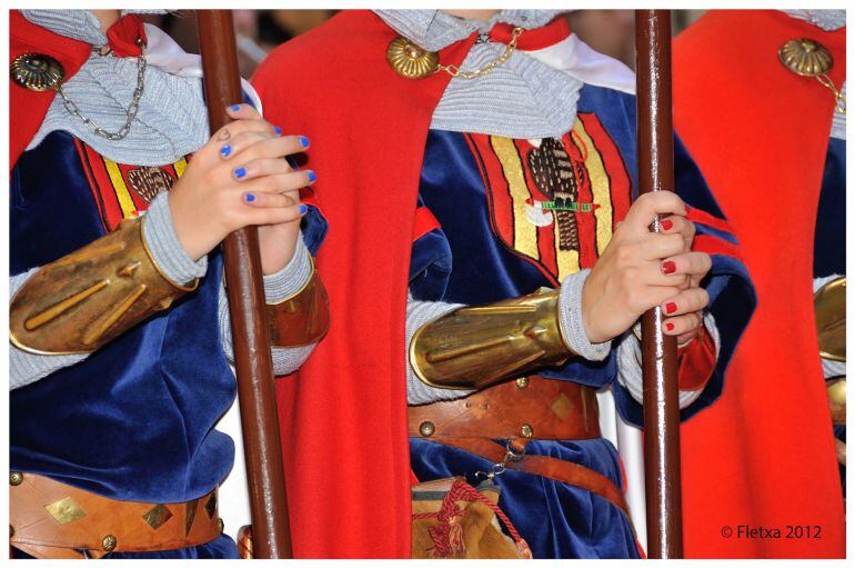 Detalle de un par de mujeres formando parte de una comparsa en las fiestas de Moros y Cristianos de Cocentaina