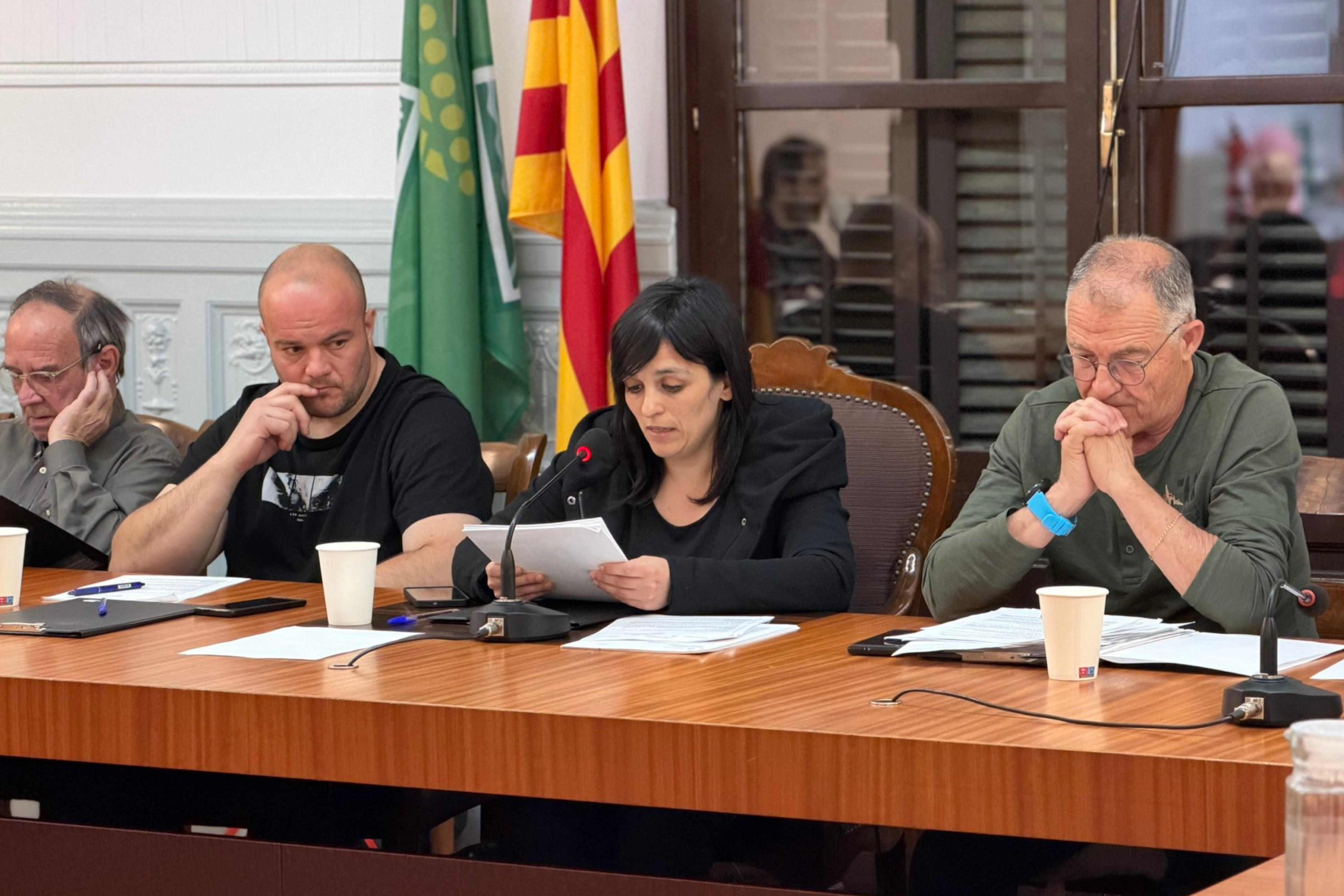 L'alcaldessa de Ripoll, Sílvia Orriols, amb altres regidors d'AC durant un ple de l'Ajuntament