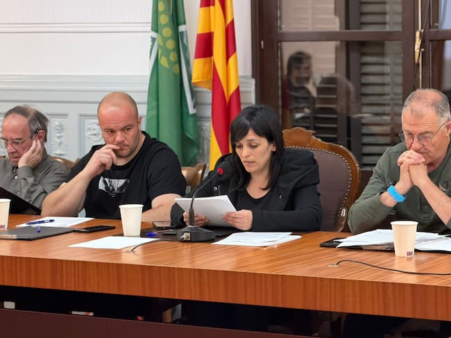 L'alcaldessa de Ripoll, Sílvia Orriols, amb altres regidors d'AC durant un ple de l'Ajuntament