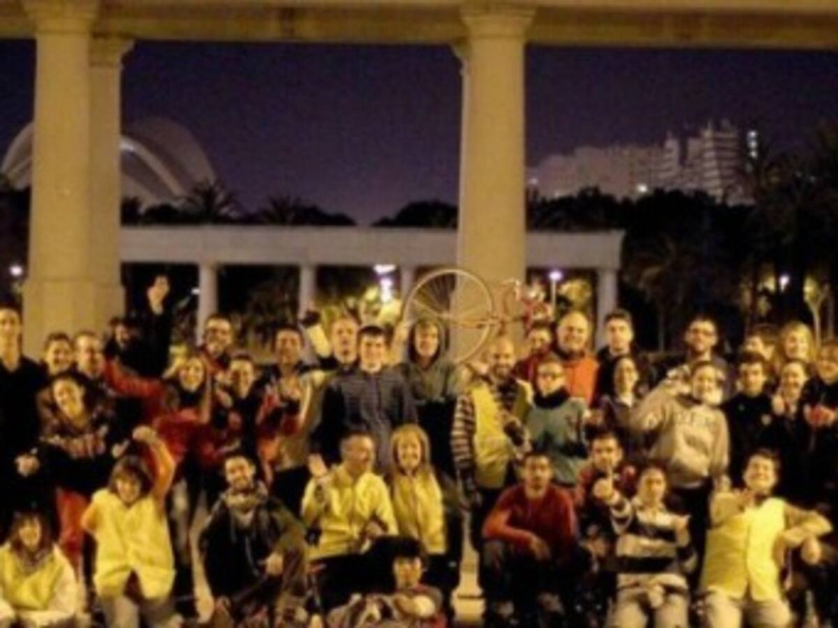 Grupos de patinadores inundan la ciudad cada fin de semana