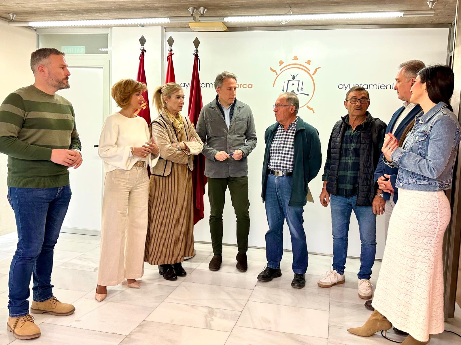 Fulgencio Gil, alcalde de Lorca con los vecinos de Campillo y Purias y concejales