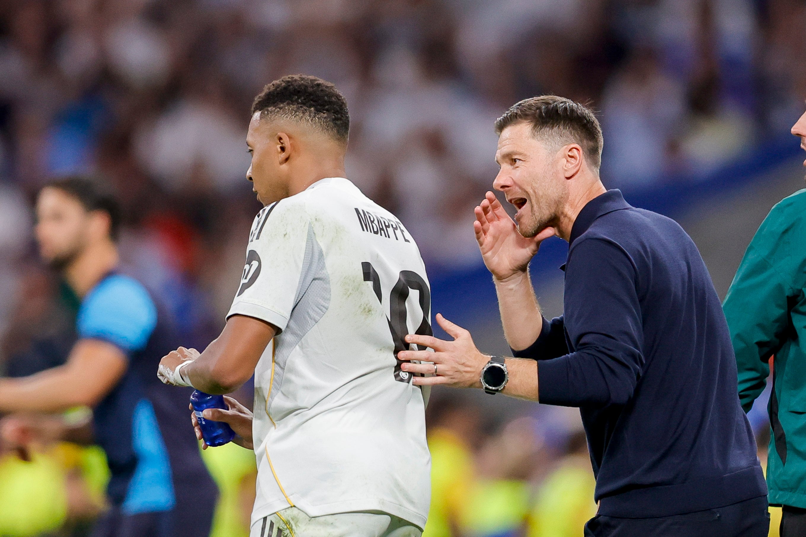 Xabi Alonso y Kylian Mbappé conversan durante el Real Madrid-Olympique de Marsella de Champions League