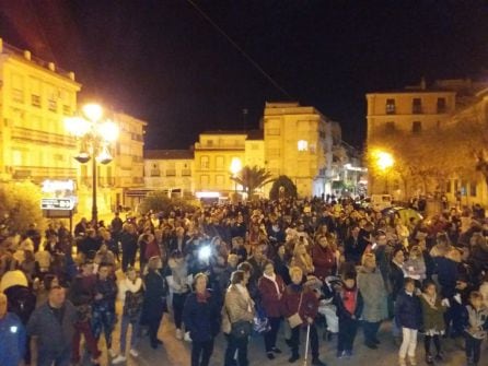 Público asistente al encendido oficial del Alumbrado extraordinario, en la Plaza de España