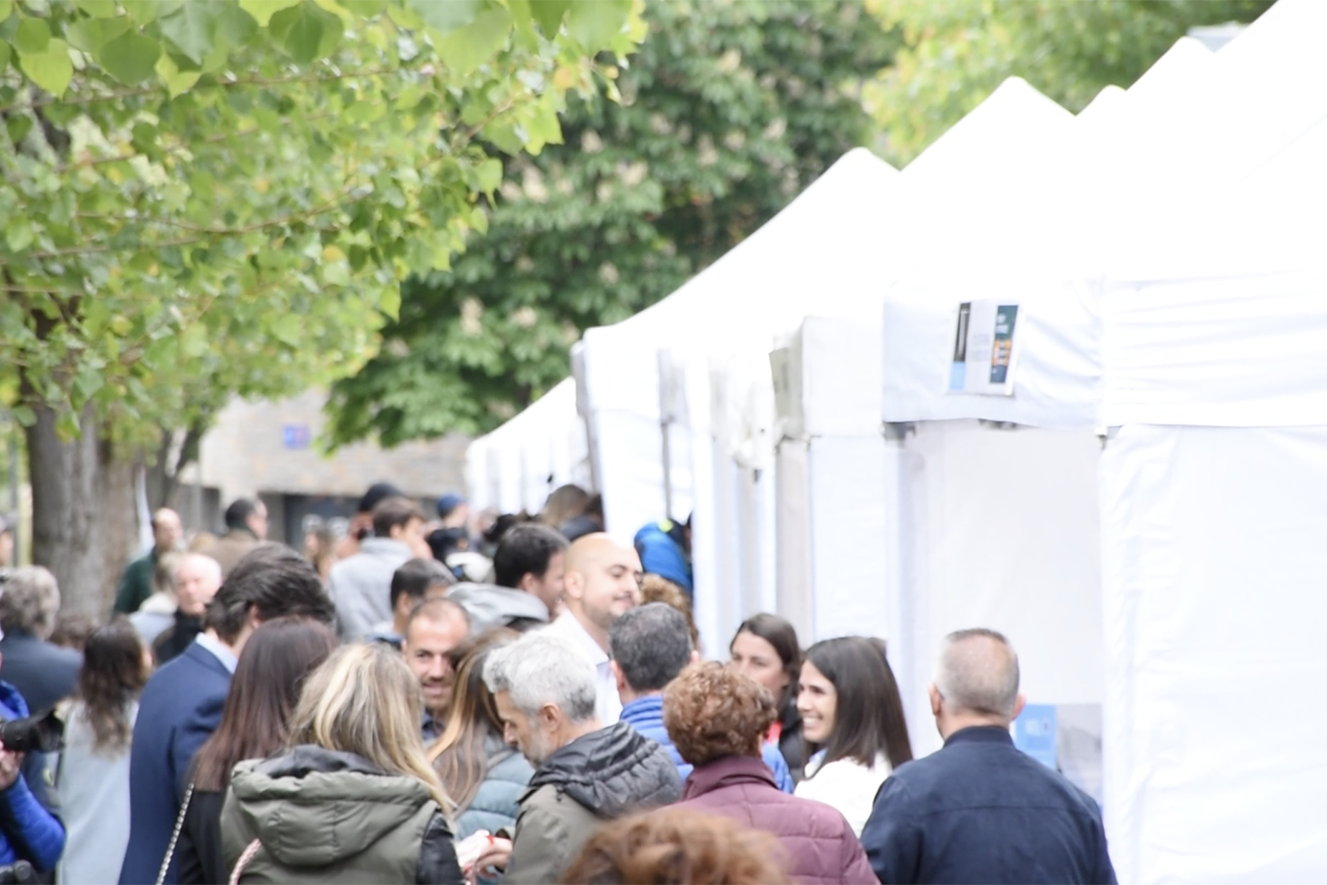 Autoritats visitant els expositors de la fira Enfira't d'Encamp aquest cap de setmana.