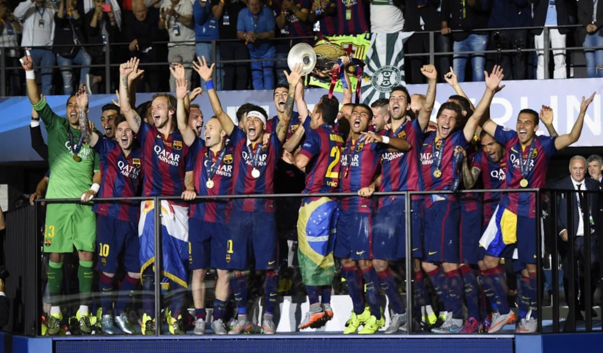 Los jugadores del Barcelona recogen la Copa de Europa.
