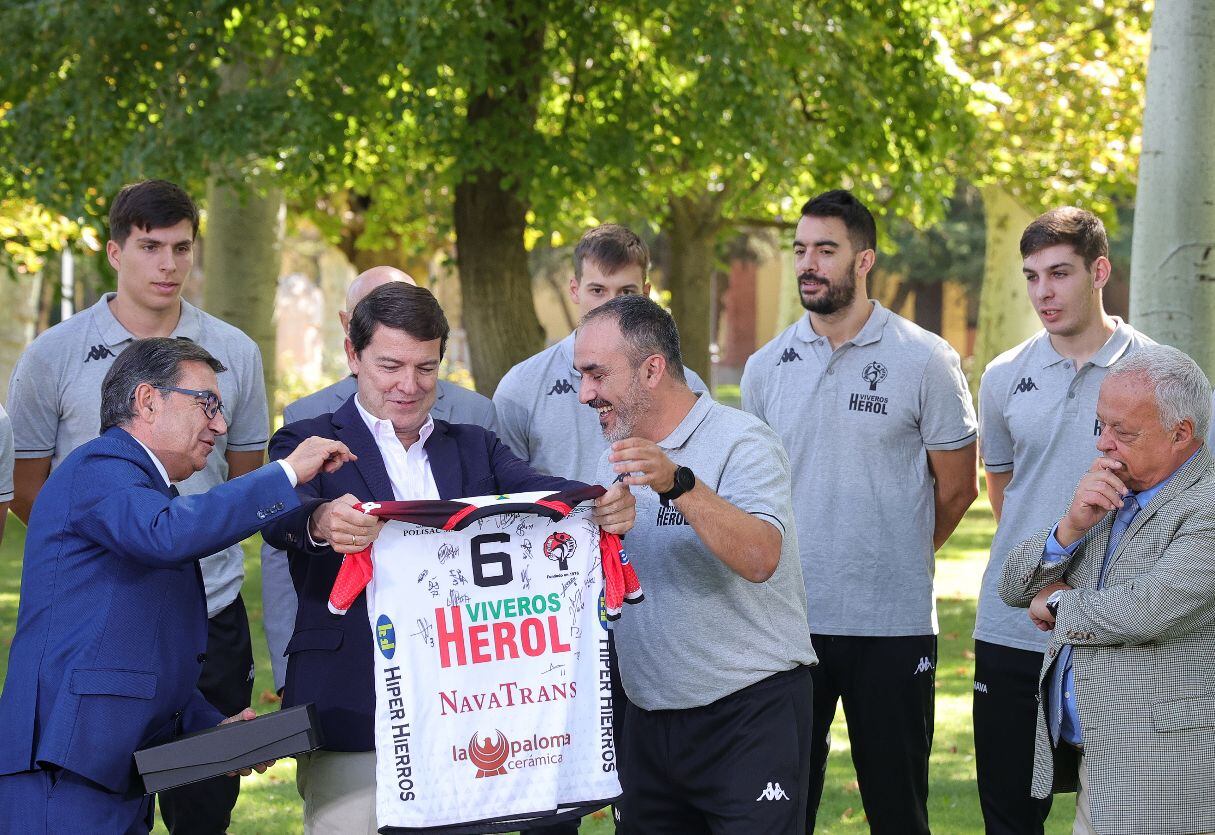 El presidente de la Junta felicita a Balonmano Nava por su ascenso a la Liga Asobal