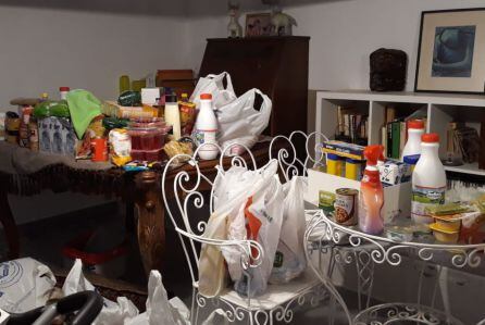 Alimentos que las voluntarias de esta asociación compraban  y almacenaban en sus casas de cara a repartirlos entre las familias necesitadas