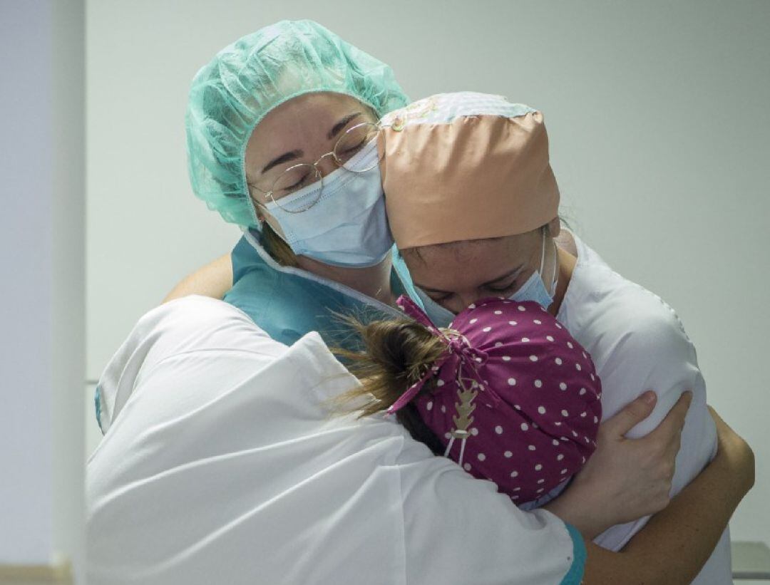 Sanitarios consolándose