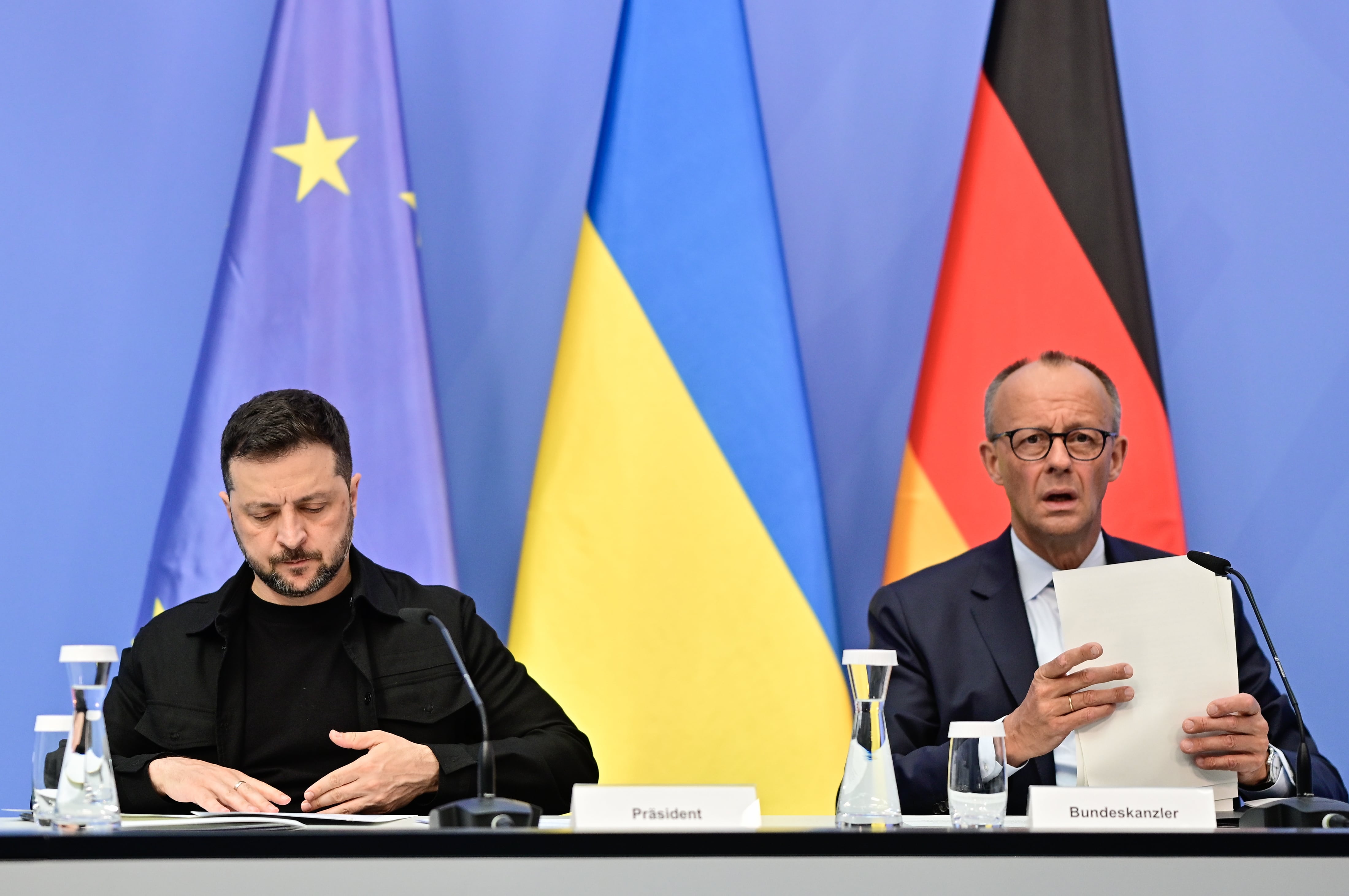 El presidente ucraniano Zelenski junto al canciller alemán, Friedrich Merz