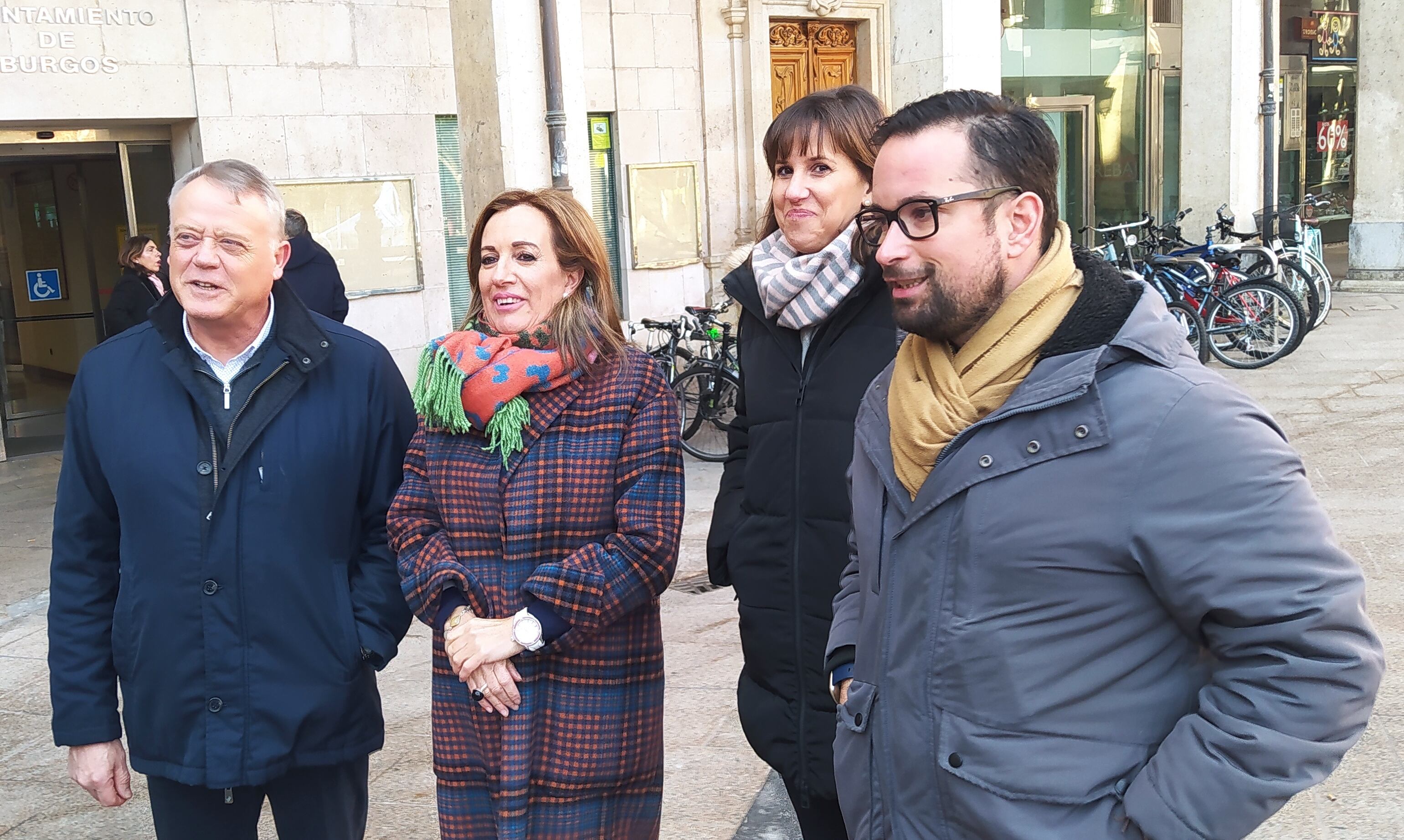 La candidata de  Ciudadanos a la alcaldía de Burgos, Rosario Pérez Pardo (1ª izda) con la diputada Laura Puente, el vicepresidente de la Diputación, Lorenzo Rodríguez (1º izda) y Sergio Gónzález, número 3 de Ciudadanos en Castilla y León