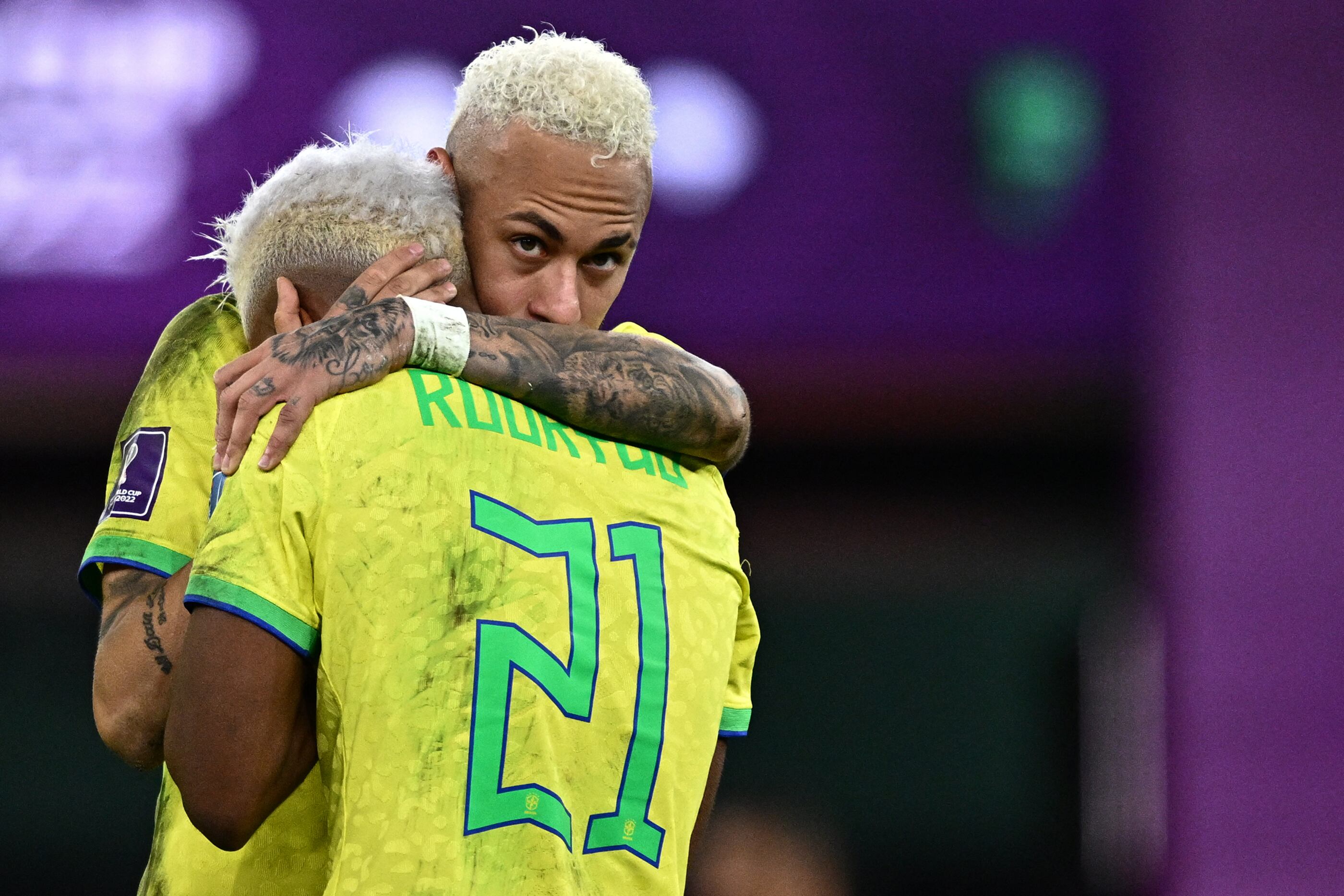 Neymar abraza cariñosamente a Rodrygo tras la derrota ante Croacia.