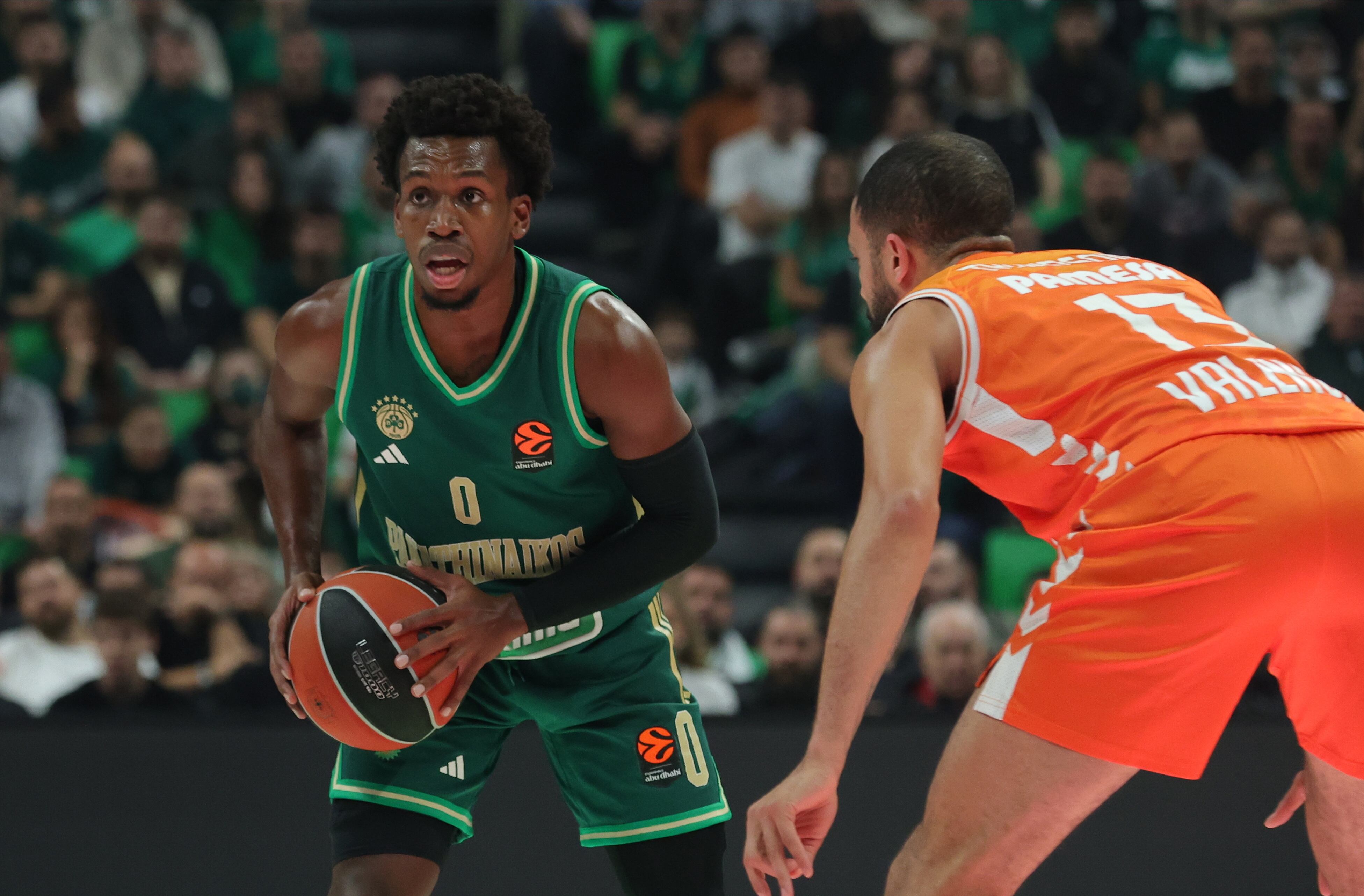 Maroussi (Greece), 05/12/2025.- Panathinaikos&#039; Tj Shorts (L) in action against Valencia&#039;s Darius Tompson (R) during the Euroleague basketball match between Panathinaikos and Valencia at the at the OAKA Telekom Center, in Maroussi, Athens, Greece, 05 December 2025. (Baloncesto, Euroliga, Grecia, Atenas) EFE/EPA/PETE ANDREOY
