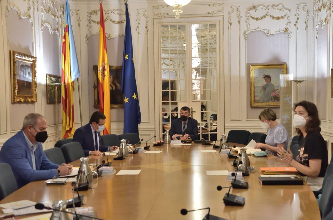 Foto de archivo de una reunión de la mesa de les Corts