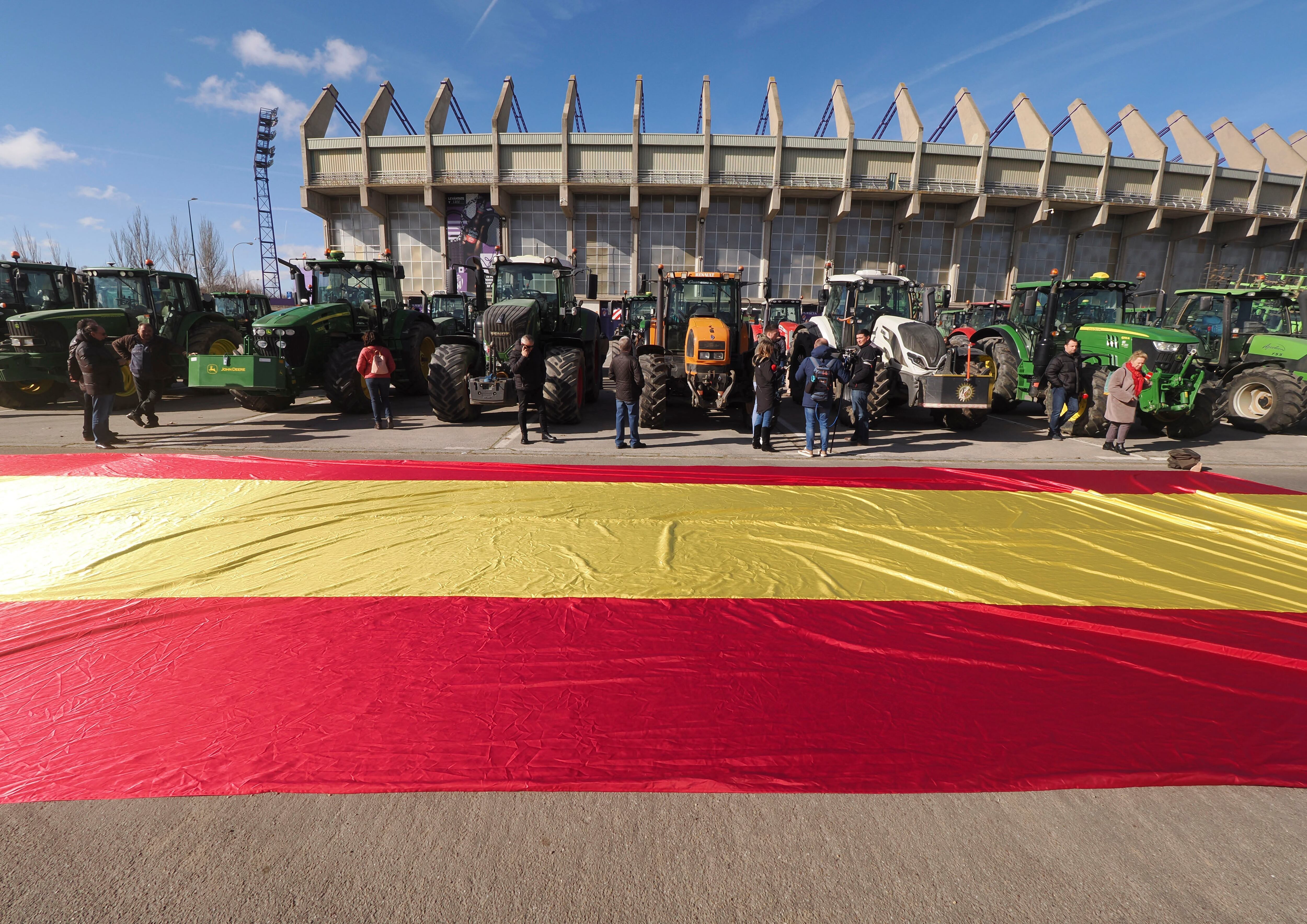 Medio centenar de agricultores y ganaderos han protagonizado este viernes en Valladolid una protesta para &quot;hacer ver&quot; los problemas del campo.