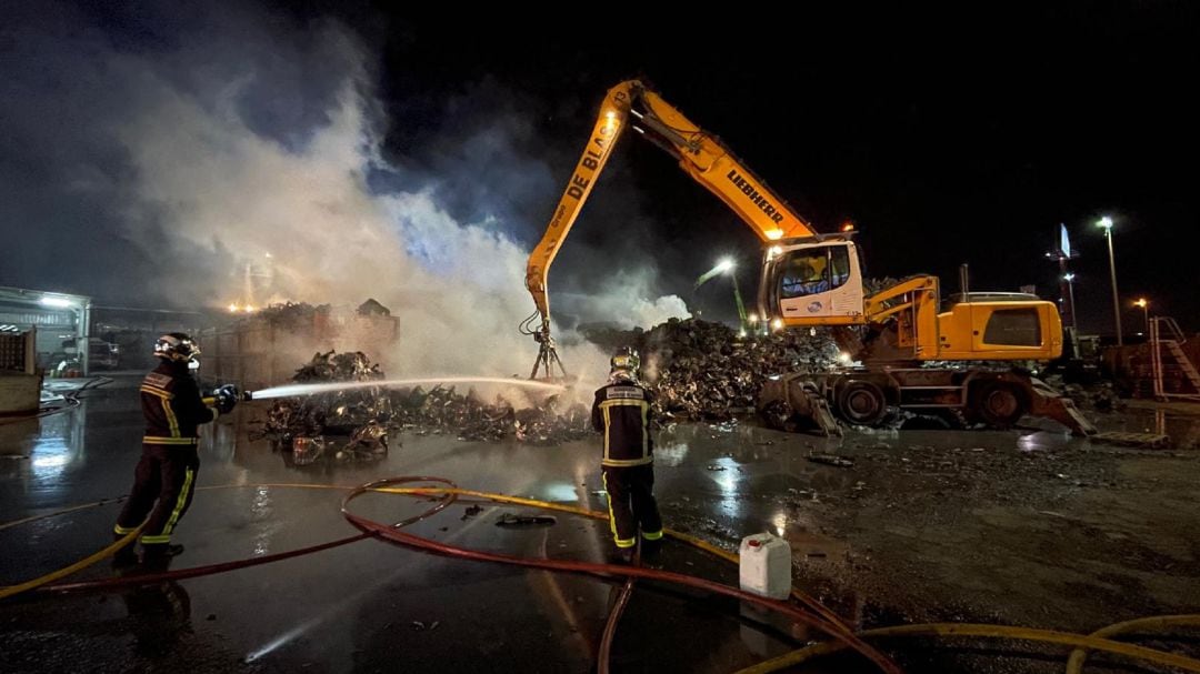 El incendio se ha dado por &quot;controlado&quot; a las 02:00 horas de este miércoles.